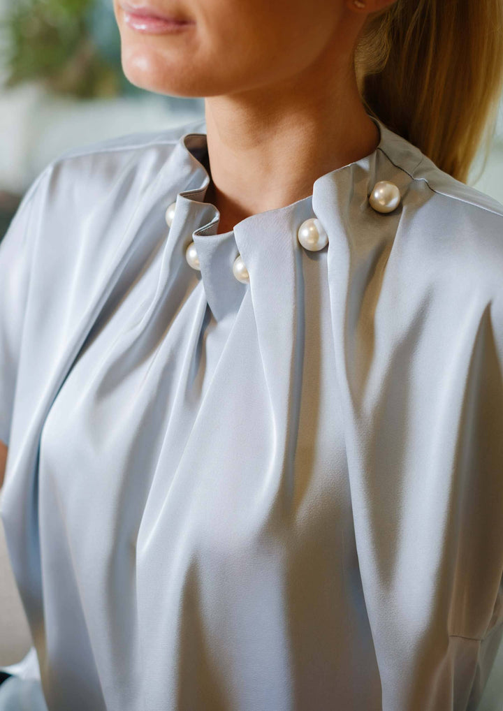 Liberte - Pip Ss Pearl Blouse 22379 - Dusty Light Blue Bluser 