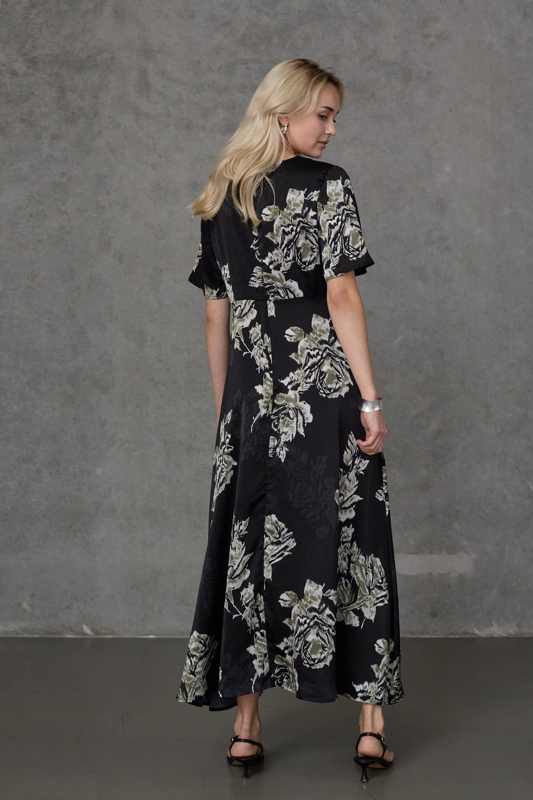 Love & Divine - Love1561-1 20351 - 810 - Black Flower Kjoler 