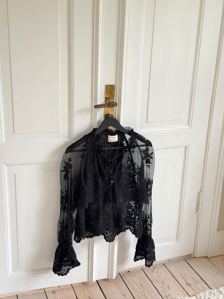 Molly&My X Melanie Due - Rikke V Lace Blouse 167319 - 100 - Black Bluser 