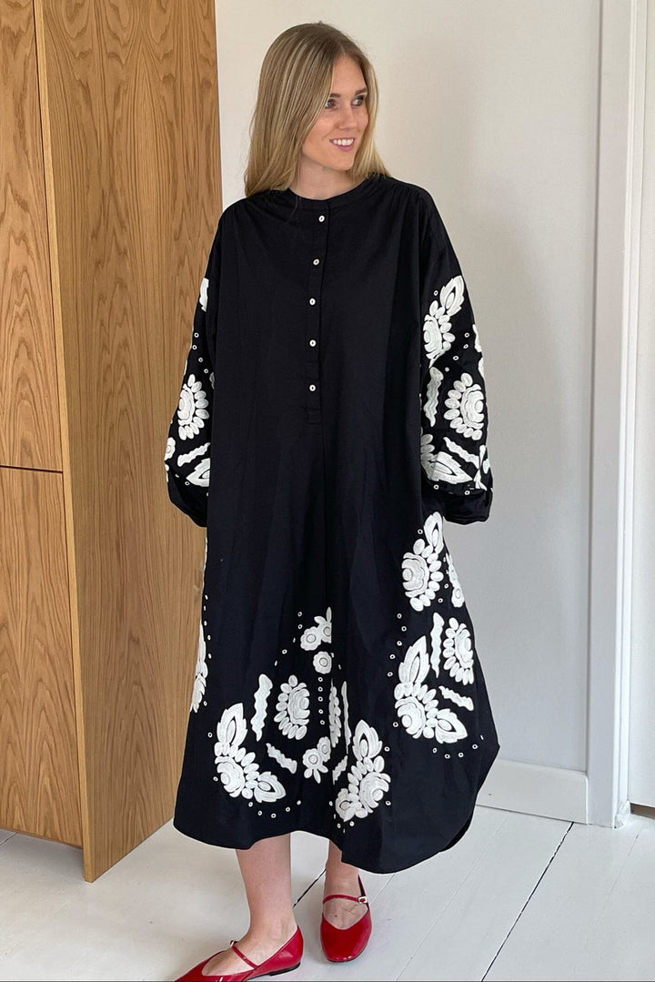 Sissel Edelbo - Rikke Dress SE 973.2 - Black W. White Swan Kjoler 